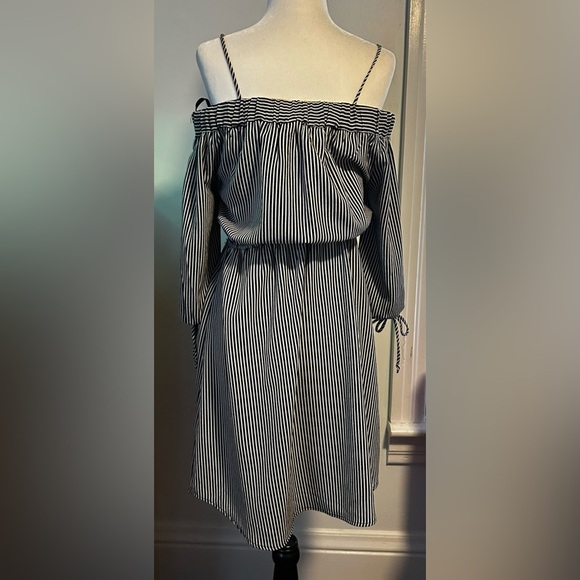 08-Monteau Striped Long Sleeve Dress with Tie Accents - Picture 4 of 10